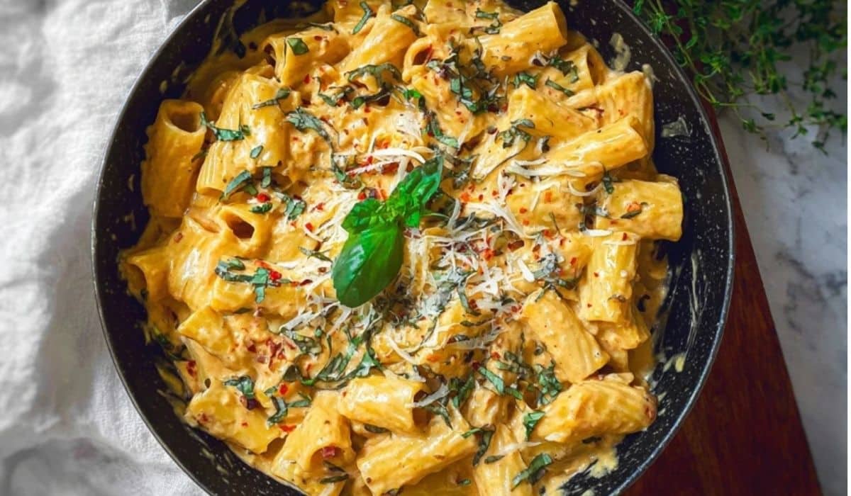 High-protein cottage cheese pasta in a creamy sauce with rigatoni